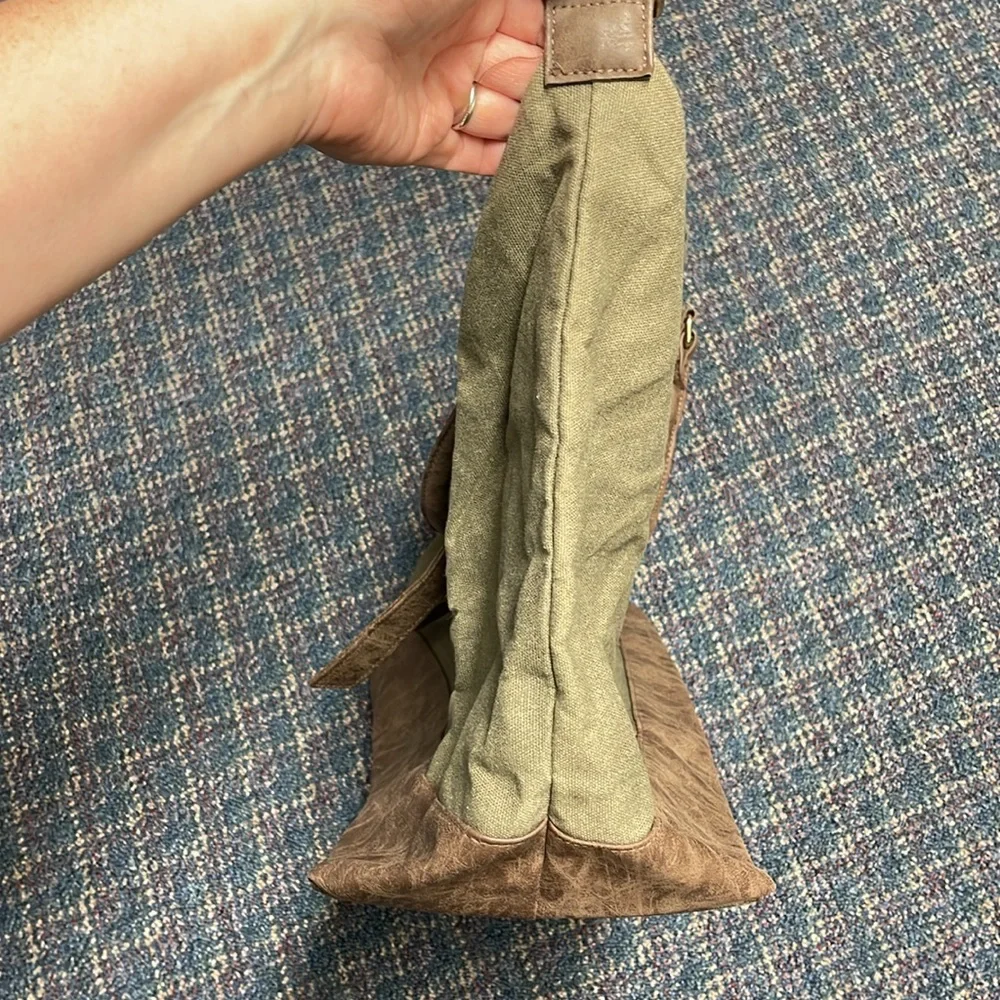 Preloved Unbranded Men’s distressed duffle bag, olive green and brown
